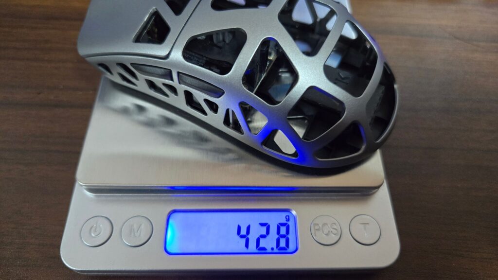 FIERCE Xの重量は実測で42.8g（はかりで測っている様子）